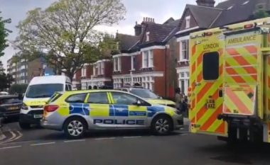 Policia e Londrës në aksion, një grua është ndaluar të largohet nga prona nga një i armatosur me thikë (Video)