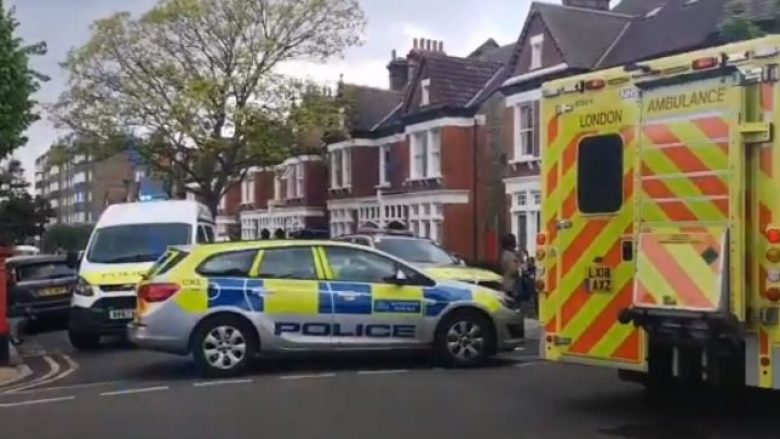 Policia e Londrës në aksion, një grua është ndaluar të largohet nga prona nga një i armatosur me thikë (Video)