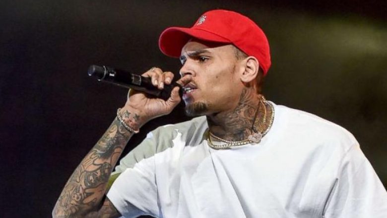 Chris Brown ndjekë këto yje shqiptare në Instagram