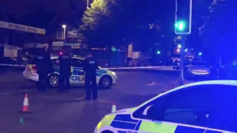 Besimtari u godit nga vetura, sapo doli nga një xhami në Angli – ai po lufton për jetën e tij, publikohen pamjet e incidentit (Video)