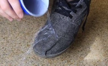 Vërtet e thjeshtë: Këpucët e preferuara dhe çantën bëjini të rezistueshme ndaj ujit! (Video)