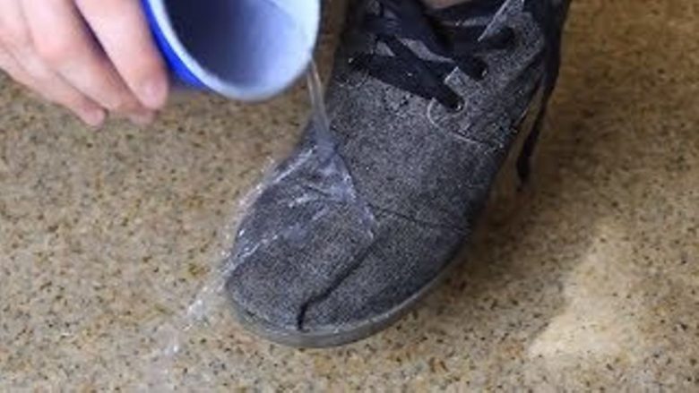 Vërtet e thjeshtë: Këpucët e preferuara dhe çantën bëjini të rezistueshme ndaj ujit! (Video)