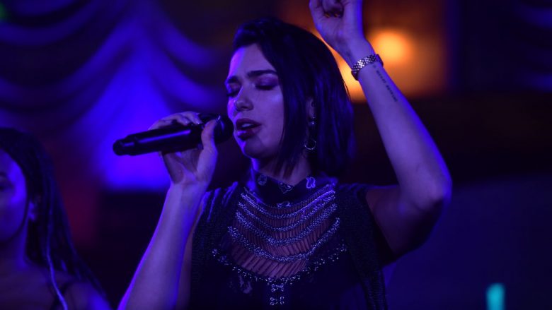 Dua Lipa argëton publikun në festivalin e Kanës, mesin e tyre edhe Albana Osmanin