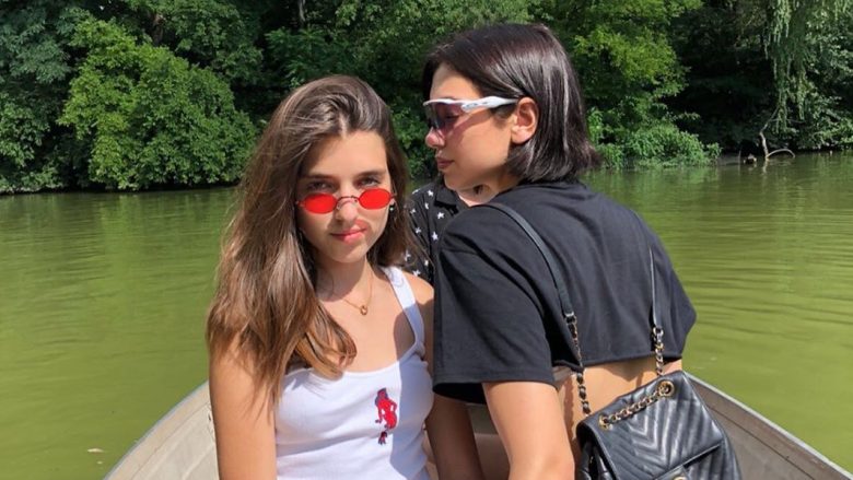 Dua Lipa në përvjetorin e 18 të lindjes së motrës, publikon foto nga fëmijëria