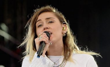 Miley Cyrus publikon këngët e albumit të shtatë “She is Coming”