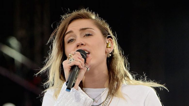 Miley Cyrus publikon këngët e albumit të shtatë “She is Coming”