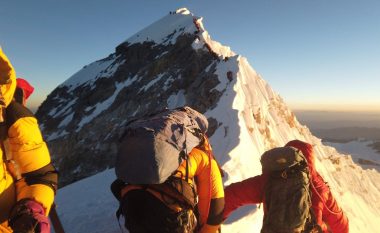 Ngjitja në Everest mund të jetë edhe e rrezikshme – CNN dhe WP sjellin rrëfimet e alpinistëve, përfshirë edhe dy shqiptarëve nga Kosova (Foto/Video)