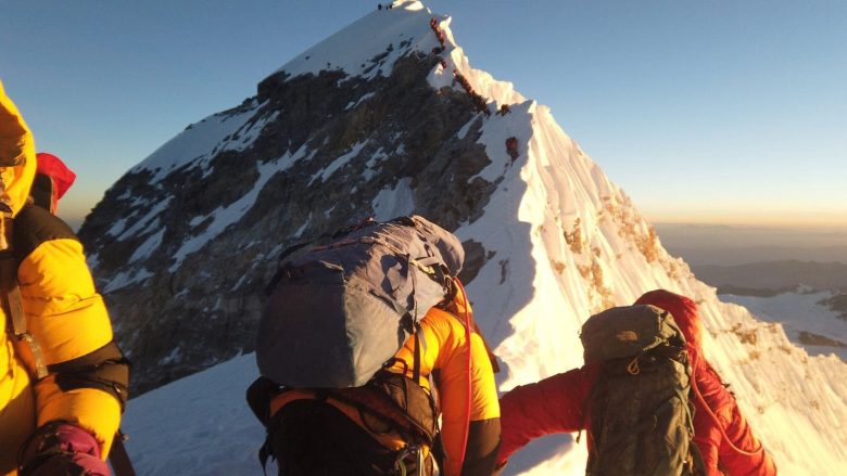 Ngjitja në Everest mund të jetë edhe e rrezikshme – CNN dhe WP sjellin rrëfimet e alpinistëve, përfshirë edhe dy shqiptarëve nga Kosova (Foto/Video)