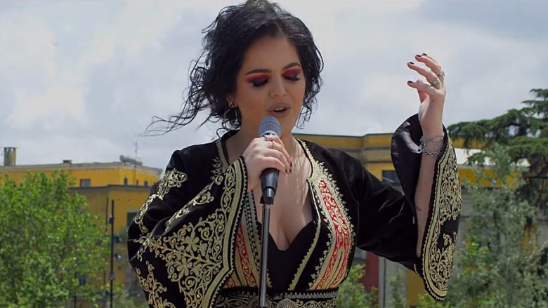 Fifi publikon këngën e re “Zogo”, vjen me tesha kombëtare në klip