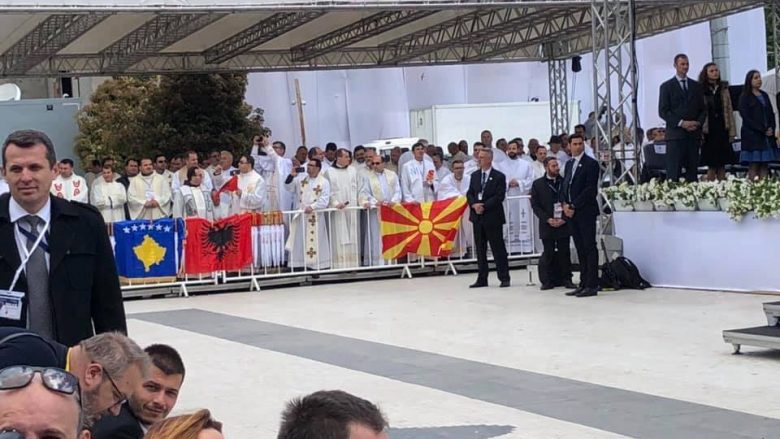 Flamuri kombëtar dhe ai i Kosovës shfaqen në pritjen e Papës në Shkup