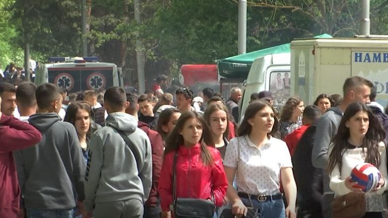 Qytetarët me mendime të ndryshme se a duhet festuar apo protestuar për 1 Maj (Video)