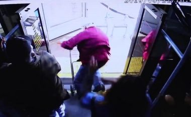Gruaja shtyu të moshuarin duke e nxjerrë nga një autobus në Las Vegas, ai rrëzohet në trotuar – më vonë ndërroi jetë (Video)