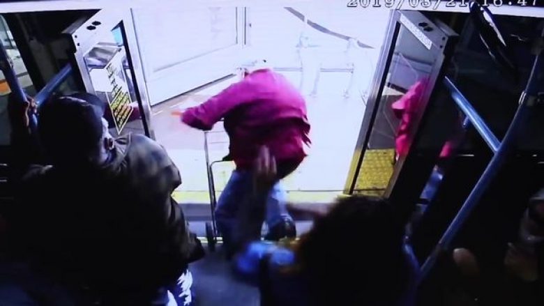 Gruaja shtyu të moshuarin duke e nxjerrë nga një autobus në Las Vegas, ai rrëzohet në trotuar – më vonë ndërroi jetë (Video)