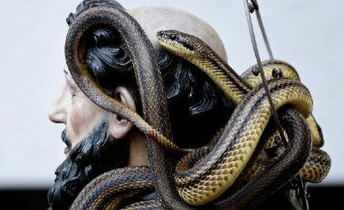 Rituali i çuditshëm me gjarpërinj në një fshat në Itali (Foto)