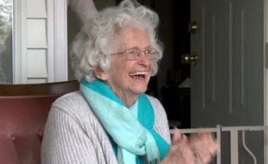 Gjyshja nuk mban lotët, befasohet nga nxënësit që i kishte përshëndetur çdo ditë, derisa shkonin në shkollë (Video)