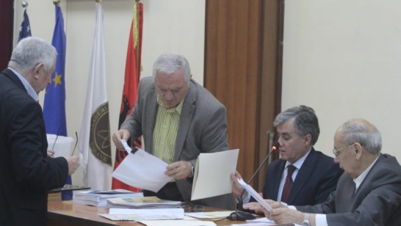 Skënder Gjinushi zgjidhet kryetari i ri i Akademisë së Shkencave të Shqipërisë