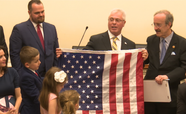 Kongresi amerikan nderon familjen e Harry Bajraktarit (Video)