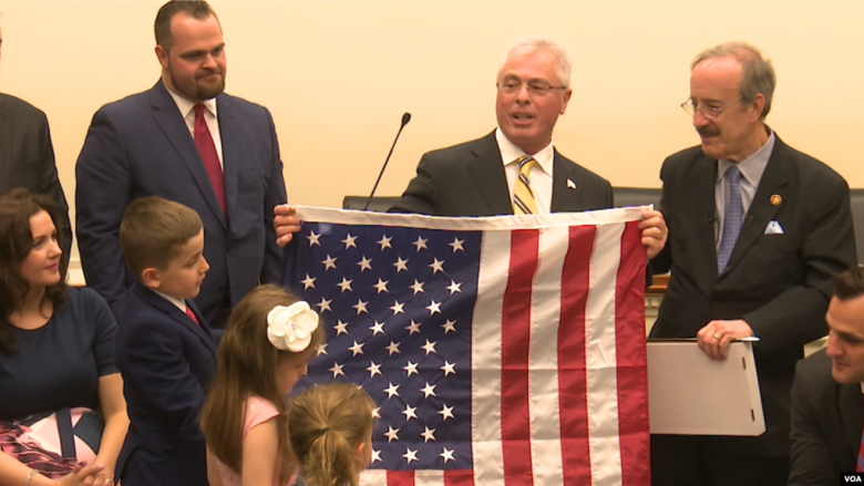 Kongresi amerikan nderon familjen e Harry Bajraktarit (Video)