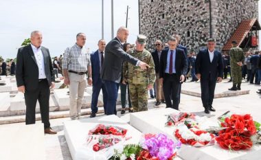 Haradinaj dhe gjenerali amerikan, homazhe tek varret e Arben e Luan Qerimajt në Gllogjan