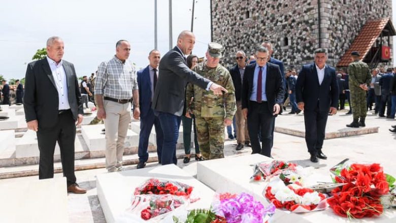 Haradinaj dhe gjenerali amerikan, homazhe tek varret e Arben e Luan Qerimajt në Gllogjan