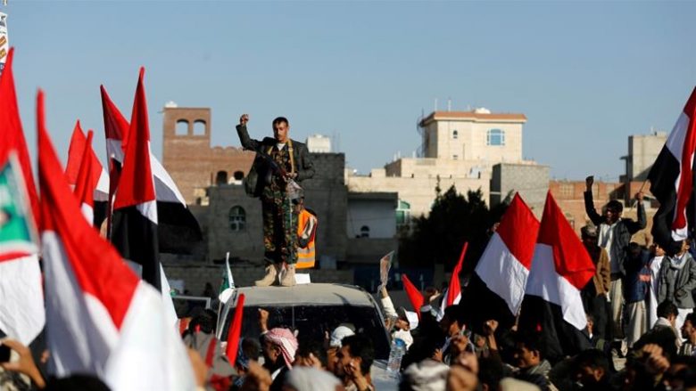 OKB: Tërheqja e rebelëve Huthi nga portet në Jemen është sipas planit
