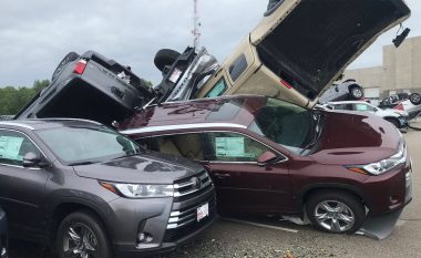 Tornado shkatërron rreth 500 vetura në SHBA, pamje nga vendi i ngjarjes (Video)