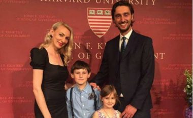 Me një foto familjare ministri Ismaili kujton diplomimin në Universitetin e Harvardit (Foto)