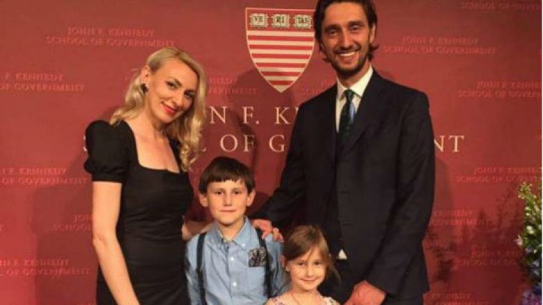 Me një foto familjare ministri Ismaili kujton diplomimin në Universitetin e Harvardit (Foto)