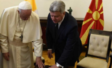 Ivanov i dhuroi Papa Françeskut album me fotografi të trashëgimisë krishtere (Foto)