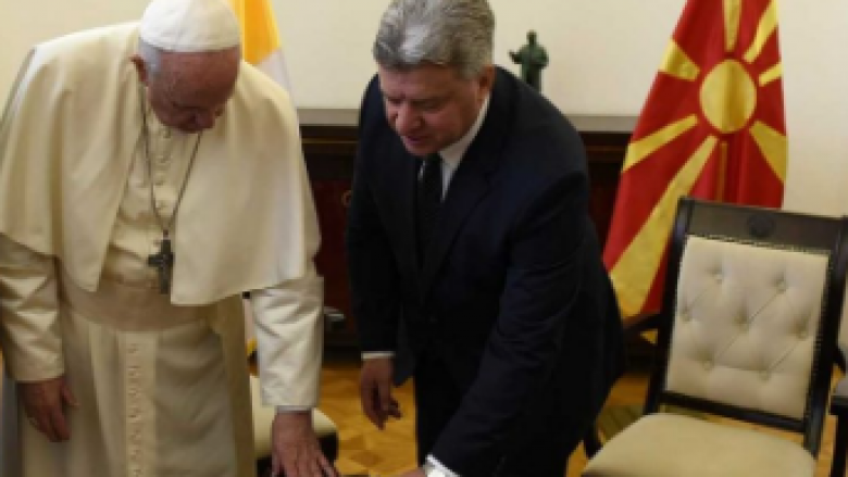 Ivanov i dhuroi Papa Françeskut album me fotografi të trashëgimisë krishtere (Foto)
