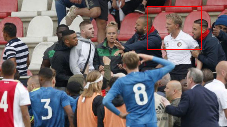 Dirk Kuyt përfshihet në përleshjen gjatë ndeshjes së grupmoshave U-19 të Ajaxit dhe Feyenoordit