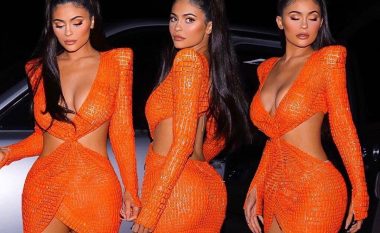 Kylie Jenner tregon format në fustanin ngjyrë portokalli