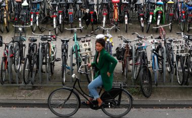 Holanda po i paguan njerëzit për të shkuar në punë me biçikletë