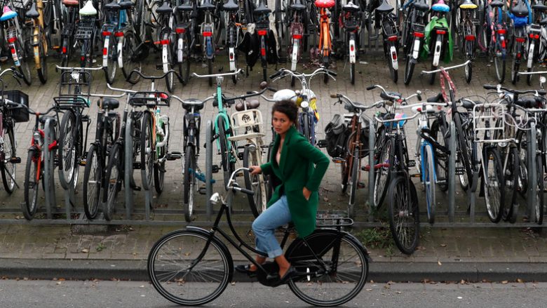 Holanda po i paguan njerëzit për të shkuar në punë me biçikletë
