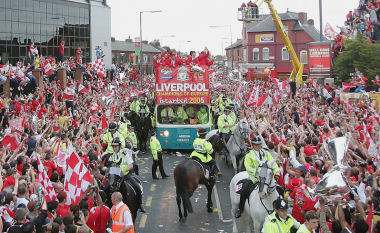 Liverpooli po planifikon dy parada triumfale nëse e fitojnë Ligën Premier dhe Ligën e Kampionëve
