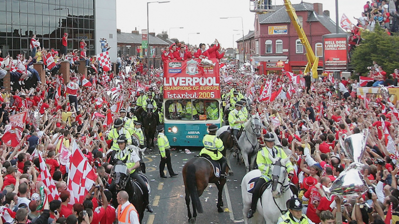 Liverpooli po planifikon dy parada triumfale nëse e fitojnë Ligën Premier dhe Ligën e Kampionëve