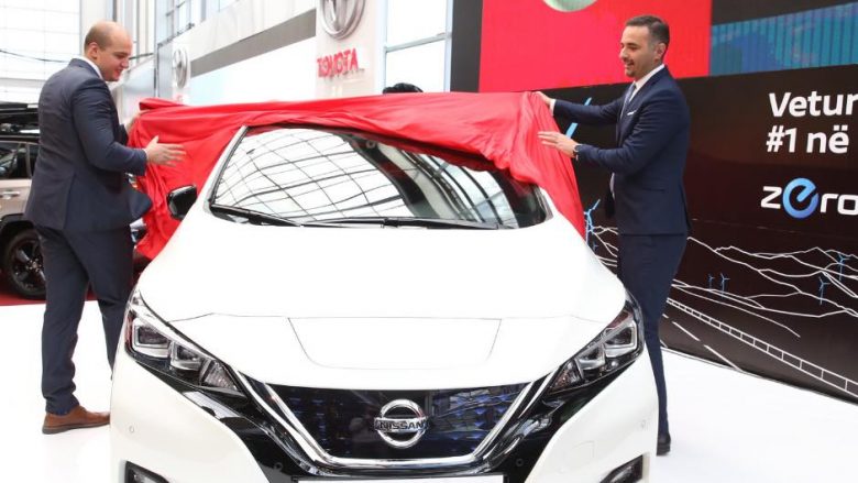 Ministri Lluka zbulon veturën e parë elektrike “Nissan Leaf” në panair, premton heqjen e TVSH-së