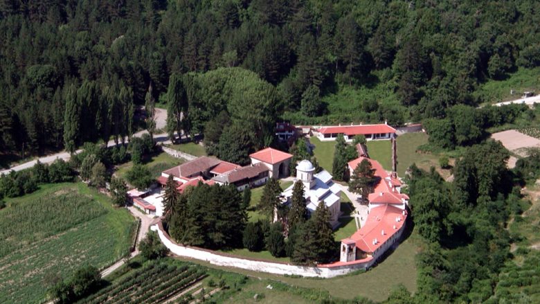 QUINT-i kërkon nga Qeveria të zbatojë vendimin e Kushtetueses që i njeh Manastirit të Deçanit pronësinë e 25 hektarëve tokë