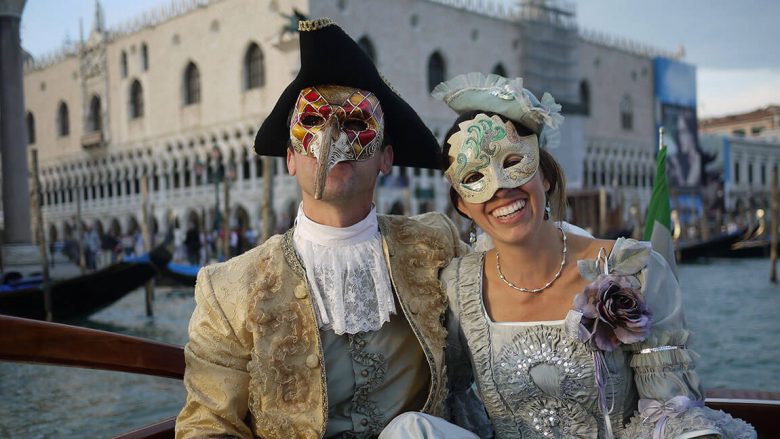 Emigranti shqiptar, prodhues i maskave në Venedik