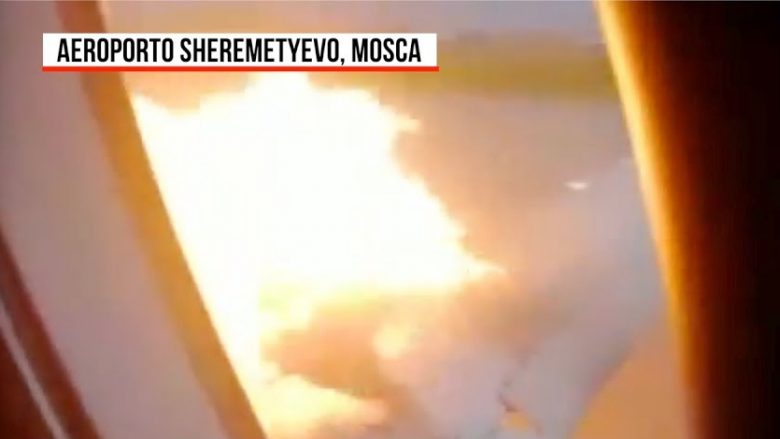 Goditi pistën dhe u përfshi nga zjarri, krejt çfarë ndodhi në “55 sekondat” në aeroplanin rus! (Video)