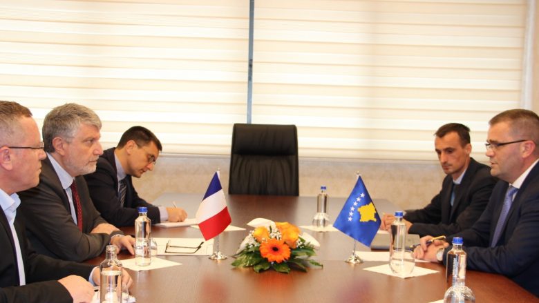 Guvernatori Mehmeti njofton ambasadorin e Francës për zhvillimet e fundit në sektorin financiar