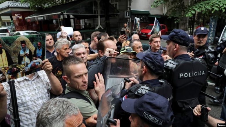 Protesta në Beograd kundër festivalit “Mirdita, Dobar Dan”, ku prezantohet kultura shqiptare e Kosovës