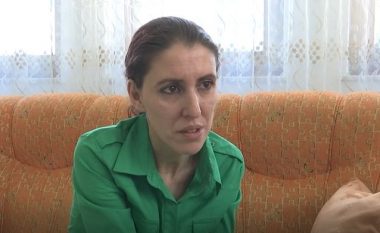 Mësuesja që akuzohej për rrahje në Gjakovë shpallet e pafajshme, nëna e nxënësit paralajmëron ‘hakmarrje’ (Video)