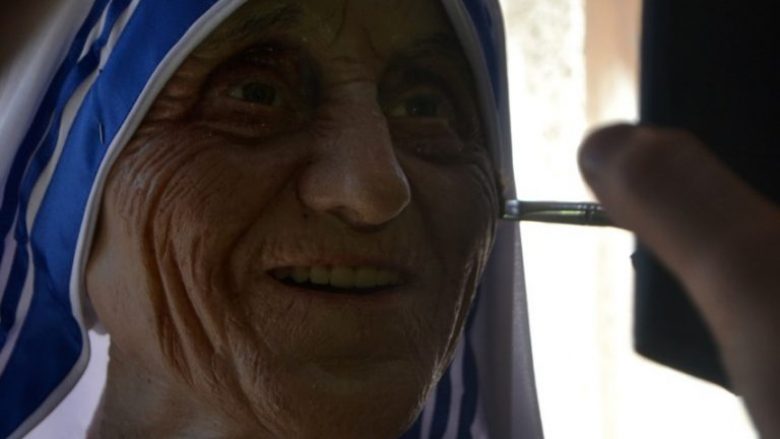 Skulpturë e re e Nënës Tereza në galerinë e shtëpisë së saj përkujtimore (Foto)