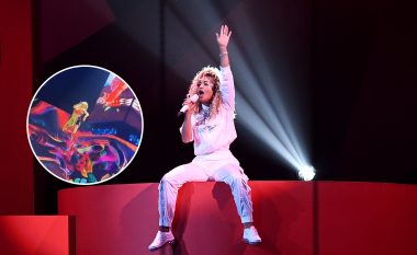 Rita Ora pushton “The O2 Arena” të Londrës, interpreton si akrobate në ajër