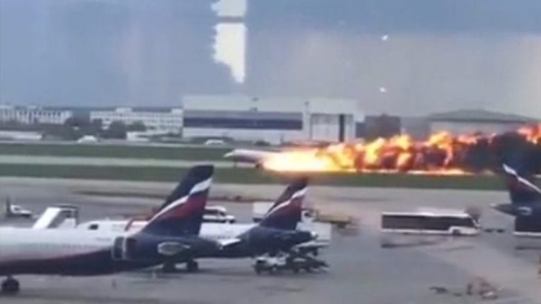 Aeroplani godet pistën dhe përfshihet nga zjarri, udhëtarët e mbijetuar largohen me shpejtësi – pamje nga aksidenti në aeroportin e Moskës (Video)
