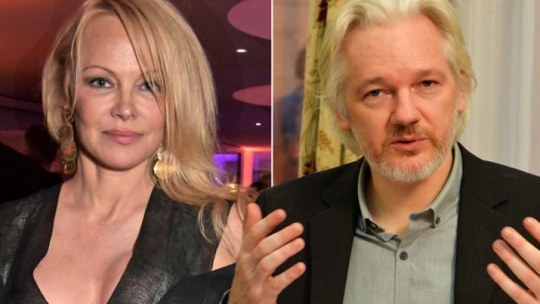 Pamela Anderson tregon se për çka po akuzohet konkretisht Julian Assange