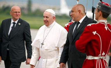 Papa Françesku arrin në Bullgari – pritje e ftohtë e Kishës Ortodokse