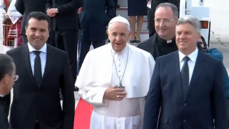 Mediat e huaja vlerësojnë historike vizitën e Papës