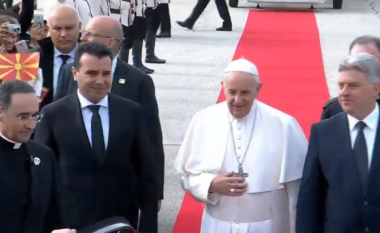 Papa Françesku arrin në vizitën historike në Shkup (Foto/Video)